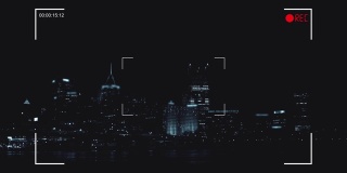 数字记录相机在市中心城区在夜晚系列-城市天际线版本