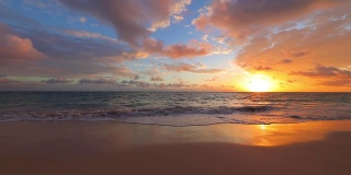 热带海面上美丽的日出