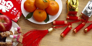 平铺中国新年节日装饰用橘子、苹果、葡萄和re