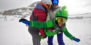 妈妈和孩子们在阿尔卑斯山滑雪
