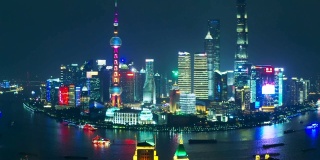 无人机拍摄上海金融区大楼的4K鸟瞰图，带led广告屏幕视图附近的东方明珠塔，中国上海。晚上的时间