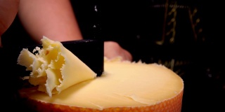 Girolle奶酪刮刀是一种特殊的刀，用来从坚硬的奶酪上切下刨花