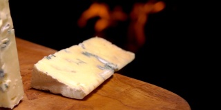 一块美味的蓝色羊乳干酪掉在了黑板上