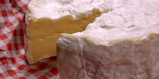 用刀取出一块松软的camambert奶酪