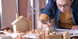 亚洲男性工匠或室内设计师专注于现场木工施工、家居室内设计、房屋装修和改善的概念