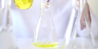 科学家在实验室里研制药物或化妆品。倒液体或油。制药科学技术概念。