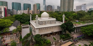 位于中国香港尖沙咀购物街的九龙Masjid和伊斯兰中心