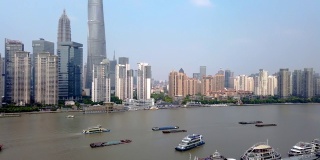 移动时间推移的航运航线在黄浦江上游上海市中心。