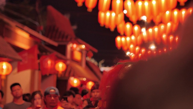 舞龙表演的中国新年灯笼在中国镇。庆祝中国新年。东南亚和东亚:庆祝中国新年