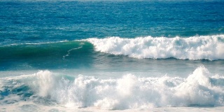 海浪撞击的慢镜头。巨大的海浪慢慢地向海岸移动并破碎。自然海景背景中的力量。