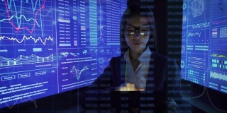 这位商务女士正在用蓝屏背景的平板电脑工作