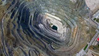 中国新疆，一个巨大矿井的鸟瞰图。视频素材模板下载