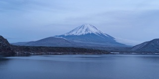 时光流逝，斋子湖，富士五湖。日本山梨县Fujikawaguchiko附近的富士山冬天下雪。自然景观背景。