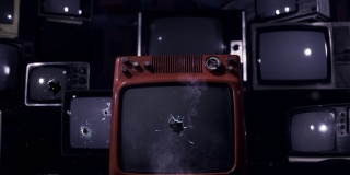 复古电视与绿色屏幕爆炸。蓝色的暗色调。放大。