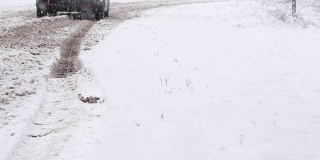 肮脏的汽车在下雪的天气里行驶的慢镜头