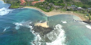 无人机拍摄的poipu海滩海岸线科罗亚夏威夷
