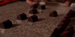糖果面包师从模具中取出硬化的巧克力