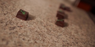 固体巧克力糖果在不同形状的模具