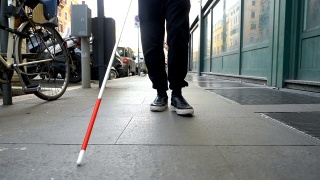 失明、定位、城市。一个盲人拄着拐杖走在街上视频素材模板下载