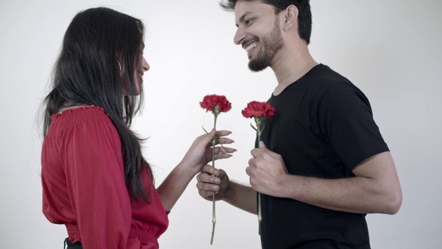 2月14日，情人节，一对年轻的印度情侣相爱