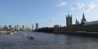 渡船经过伦敦议会大厦前
