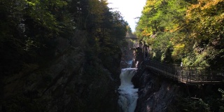 美丽的瀑布和山溪州立公园