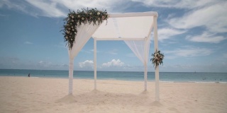 美丽的海滩婚礼帐篷设置度假目的地婚礼套餐