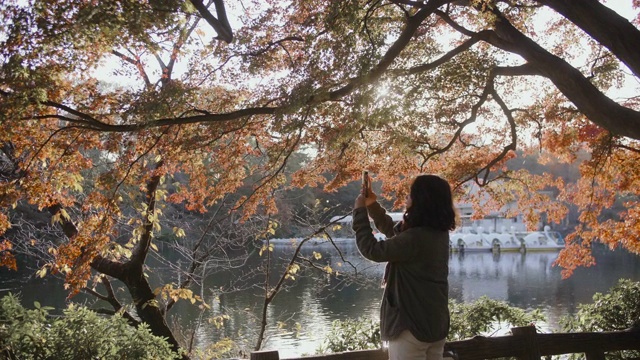 亚洲女孩拍照。