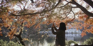 亚洲女孩拍照。