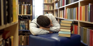 一个高中生在图书馆看书时睡着了。图书馆的概念