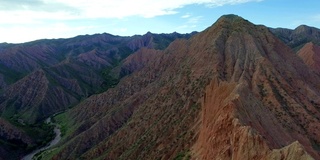 中国新疆天山丹霞地貌鸟瞰图。