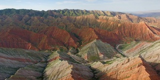 中国新疆天山丹霞地貌鸟瞰图。