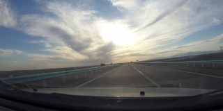 驾驶汽车在戈壁沙漠高速公路，POV前挡风玻璃