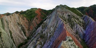 中国新疆天山丹霞地貌鸟瞰图。