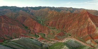 中国新疆天山丹霞地貌鸟瞰图。