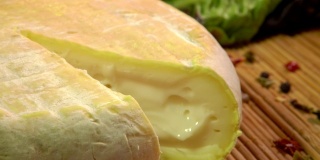 一个法国软奶油布里干酪在木板上的特写