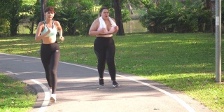 女性体型大的运动员如此努力，但她不放弃，她继续在一个公共公园跑步