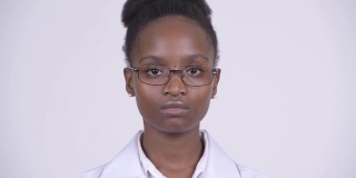 年轻美丽的非洲女医生的脸