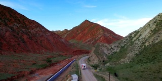 中国新疆天山丹霞地貌鸟瞰图。