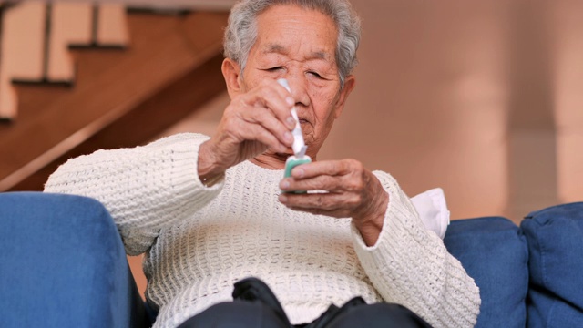 亚洲老年女性糖尿病是做手指血糖水平测试。医疗、科技、创新、医疗保健、人民、老年人、退休、生活方式、科技理念。每日糖尿病护理