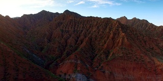 中国新疆天山丹霞地貌鸟瞰图。