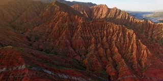 中国新疆天山丹霞地貌鸟瞰图。