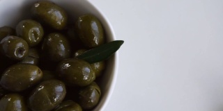 绿橄榄和橄榄油，健康饮食，烹饪材料