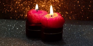 这是一个情人节，在闪亮的背景上插着燃烧的蜡烛