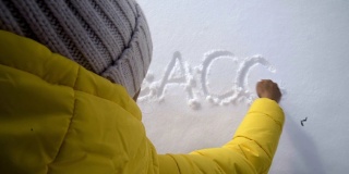 和平。冬天的旅人在雪地里写留言。享受冬山和厚厚的积雪。肖像。