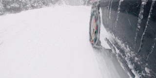 汽车POV在积雪覆盖的路上行驶，先下起了雪。