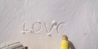 爱。冬天的旅人在雪地里写留言。享受冬山和厚厚的积雪。肖像。