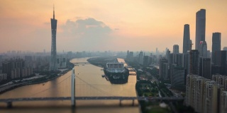 日落时间天空广州市中心城市景观珠江空中倾斜移位全景4k时间间隔中国