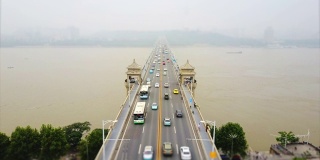 白天武汉著名交通长江大桥航拍全景4k倾斜移位中国
