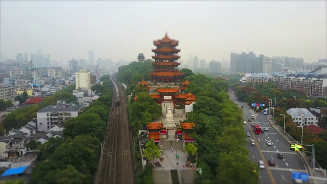 白天武汉城市景观黄鹤寺交通道路空中全景4k倾斜转移中国